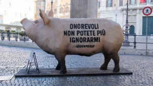 Allevamenti intensivi: Greenpeace e la Protesta al Parlamento